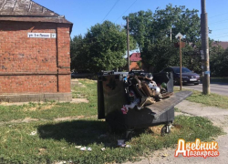 В Таганроге разыскивают вандалов, разворотивших евроконтейнер для мусора