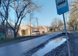 “Можно вылечить артрит”: горько шутят таганрожцы про ещё одну грязную остановку