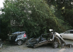 В Таганроге обнаружили в кустах искореженное авто и труп мужчины