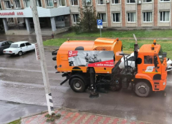 Дорогу у роддома Таганрога решили убрать в дождь