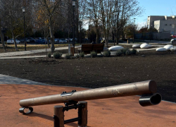 Ещё не сдан, уже разрушен: вандалы испортили сквер в Таганроге