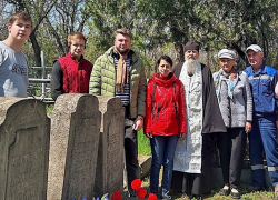 Цветы, чистота, память: в Таганроге привели в порядок могилы семьи Дуровых