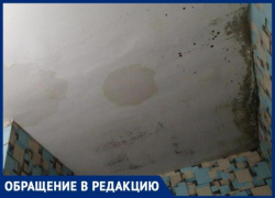 «Мама, потолок холодный» - как в сырости и с плесенью живут на улице Литейной в Таганроге