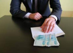 Вокзального продавца поймали на взятке