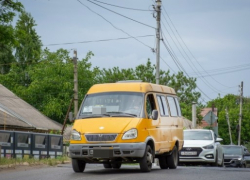 «Отдельное спасибо Камбуловой»: таганрожцы страдают от жары в тесных и душных маршрутках