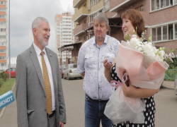 В ходе рабочего визита в Ростов депутат Алексей Журавлев посетил семью, которой помог получить новую квартиру