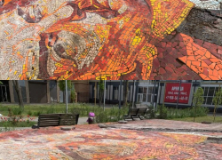 «Он и так живее всех живых»: таганрожцы «голосуют» за восстановление дорог вместо панно Ленину