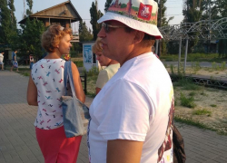 Мужчина с Кремлём на панамке и Георгиевской лентой на майке бросал мусор на пляже Таганрога