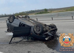 Вверх колёсами: на трассе "Новороссия" под Таганрогом машина сделала резкий манёвр и приземлилась на крышу