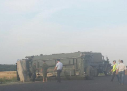 На трассе под Таганрогом перевернулся военный КамАЗ