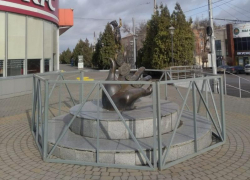 Почему в Таганроге установили ограждение у памятника "Ладонь с Гермесом"?