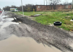 Таганрожцы “принимают грязевые ванны” пока ждут транспорт на 4-й линии