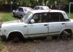 Спустя месяц воры вернулись за оставшимися частями брошенного в Таганроге автомобиля 	