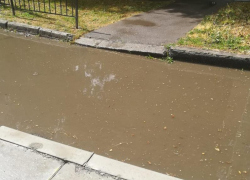 Ливневки чистят, а вода всё равно стоит на дорогах Таганрога 