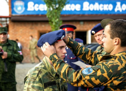 Таганрогские молодые казаки сдали экзамен на пластунский берет