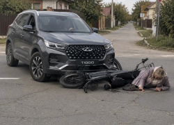 Пожилая велосипедистка пострадала под колёсами машины в Таганроге