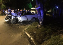 В Таганроге лихач на «Москвиче» протаранил бетонный столб