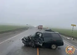 Машина всмятку: двое пострадали в аварии под Таганрогом