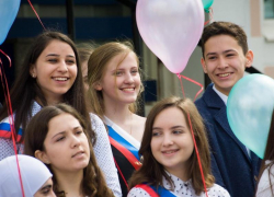 Сегодня для 53 тысяч выпускников Ростовской области прозвенел Последний звонок