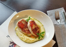 Товар дня: Котлеты из щуки с пюре и икрой из кеты