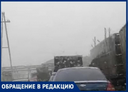 Таганроженка привлекает внимание ГИБДД к фурам, которые мешают проезду по ул. Социалистической