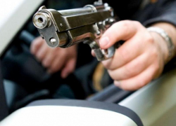 Таганрожец на «Шевроле» носился по клумбам и угрожал травматом прохожим