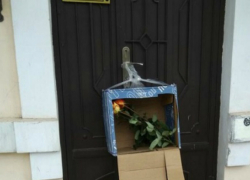 Коробка с цветами стала причиной перекрытия движения на Александровской в Таганроге