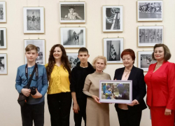 «Живем здесь и сейчас!» - выставка детских фоторабот из ДНР в Таганроге