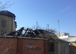 В Таганроге сгорел одноэтажный дом и два автомобиля 