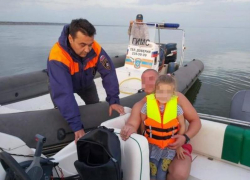 Спасатели помогли семье с ребенком в Таганрогском заливе