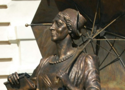 «Проехать можно только на танке»: жители Таганрога возмущены состоянием дороги у дома Раневской (фото)