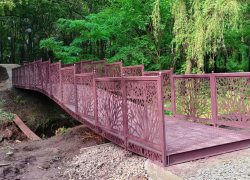 В таганрогских Дубках появился новый мостик и разбитые фонари