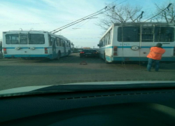 В Таганроге на кольце произошла авария троллейбуса и «Ауди»