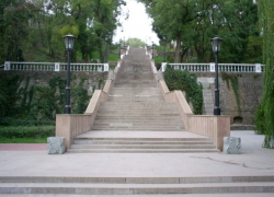 Ступени позора: Каменную лестницу захватили нетрезвые тинейджеры