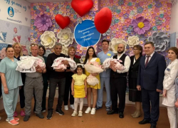 Дарина, Арина и Таисия: таганроженка выписалась из роддома с тройней