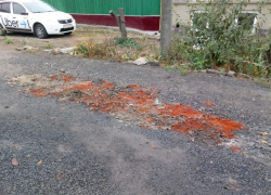 В Таганроге после свиньи строительный мусор убрали пожилые люди