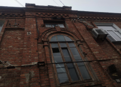 «Спасибо, что не на голову!» — в центре Таганрога падают кирпичи 