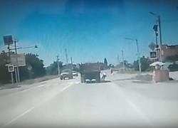 В соцсети появилась видеозапись, как грузовик насмерть сбил таганрожца 