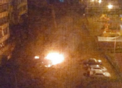 Фейерверк и сухая трава: опасное сочетание чуть не спалило двор многоэтажки в Таганроге