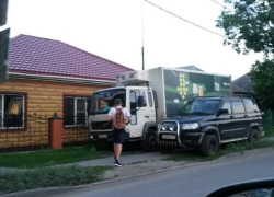 За парковку на тротуаре таганрожцы предложили наказывать рублем