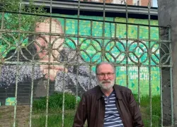 Таганрожец Федор Добронравов оценил свой портрет на стене города