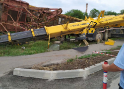 На ТАНТК им. Бериева рухнул автокран: говорят, «брат» того, что сгорел от прикосновения к ЛЭП