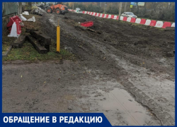 Полоса препятствий и непролазная грязь: жители одного из микрорайонов Таганрога не могут добраться домой