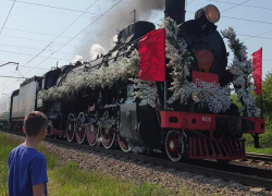 Сотни таганрожцев встретили ретропоезд «Победа»
