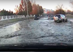 Коммунальщики устроили водные процедуры автомобилям на улицах Таганрога 