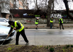 Таганрог оживает после зимы: днем и ночью идет уборка улиц 