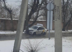 Небезопасный транспорт: в Таганроге такси протаранило столб