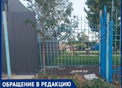 "Это же в море смоет!": в Таганроге возле аквапарка жители нашли кучу цемента и мусора