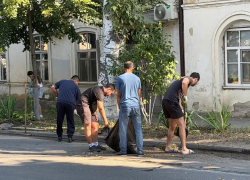 Чистота к 1 сентября: в Таганроге масштабный субботник охватил школу №9 и историческую Греческую улицу