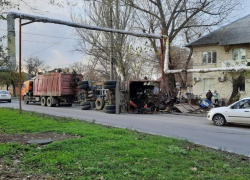  В Таганроге перевернулся большегруз с металлоломом
